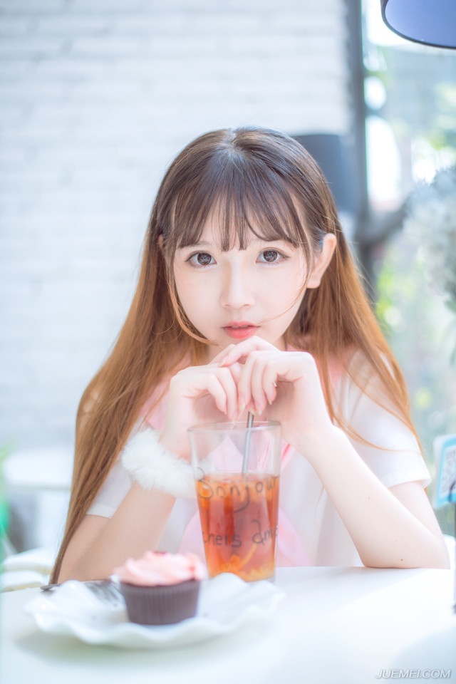 “那你待如何？”人群中，突然响起一声闷哼，众人回头看去，却见张任披盔带甲，手持长枪，在几名士卒警惕的看管下，缓步上前，一股浓浓的压迫感散发出来，让周围一群世家不由自主的退开几步。